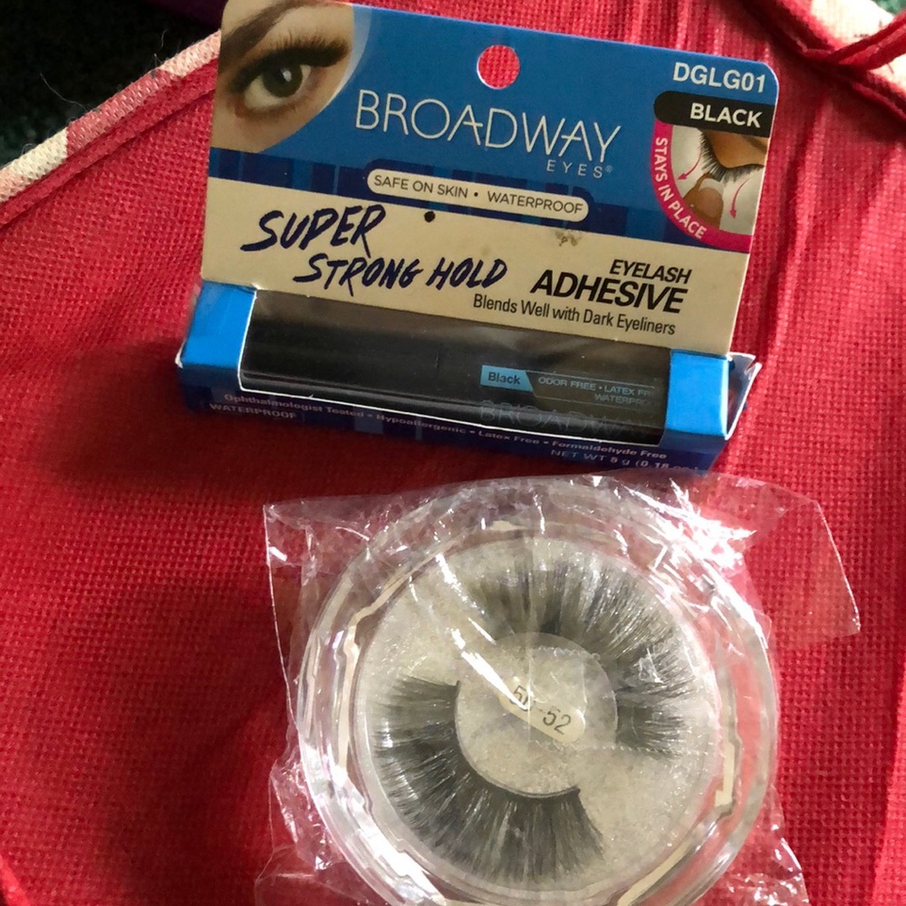 “NWT” 3D Mink Lashes comes with black bond glue!! - Picture 3 of 4